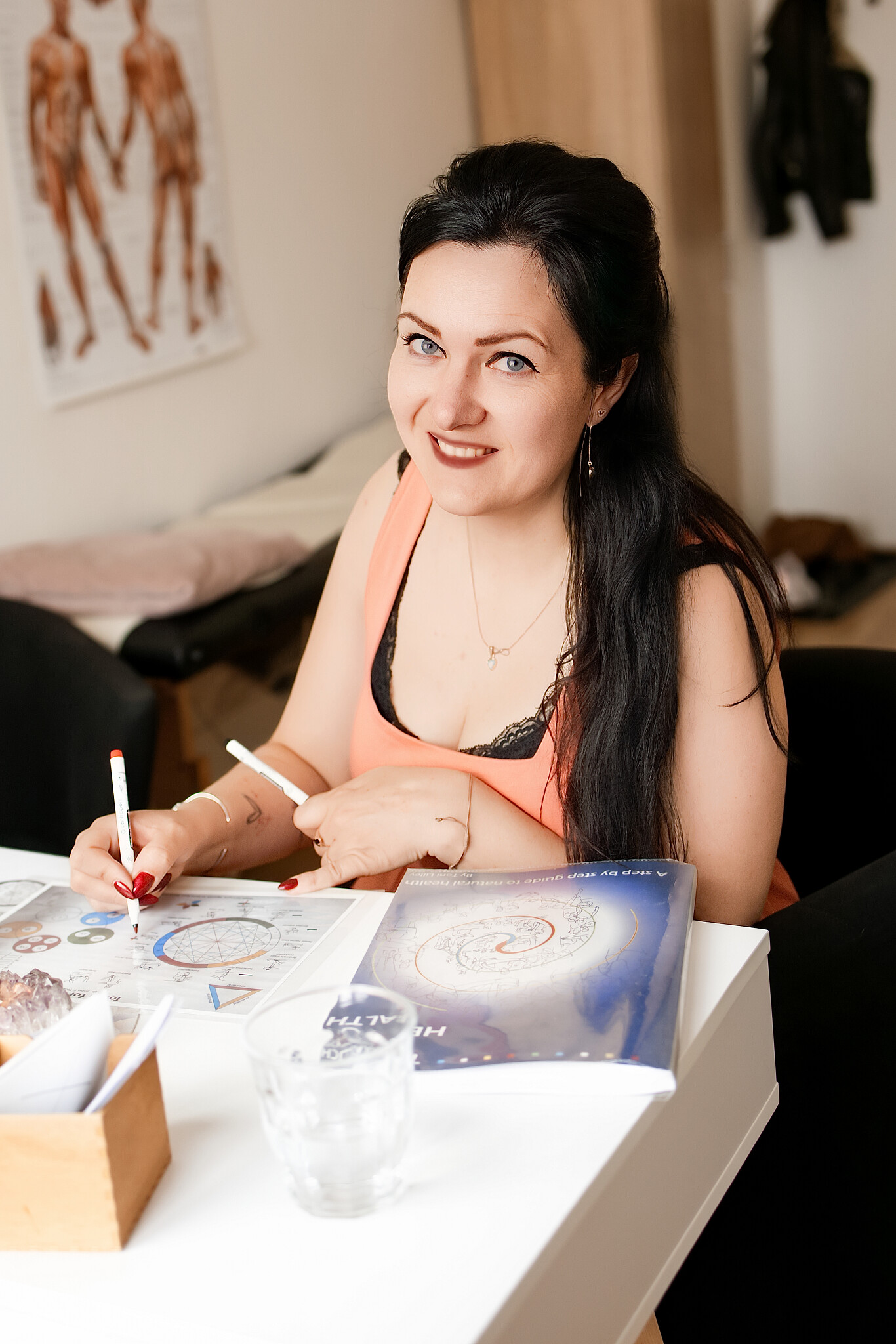 Jitka Bártová u práce s materiály Touch for Health